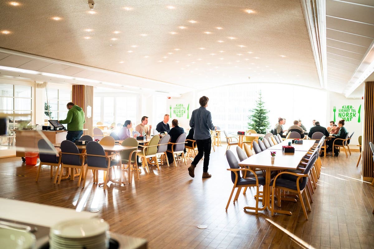 Servering av mat i spisesalen på Akademiet Norsk Restaurantskole. 